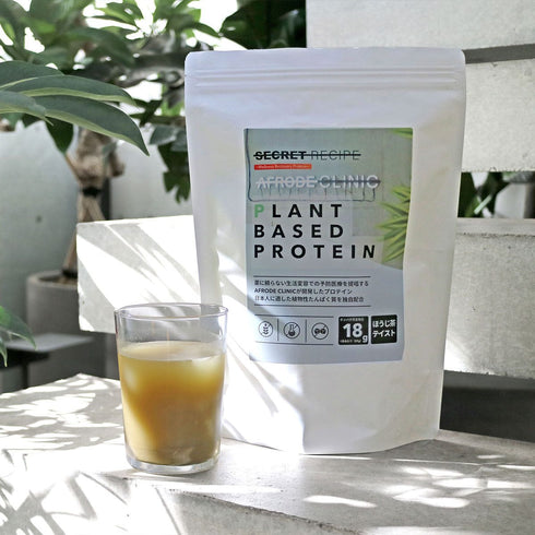 水で割った PLANT BASED PROTEIN とパッケージ